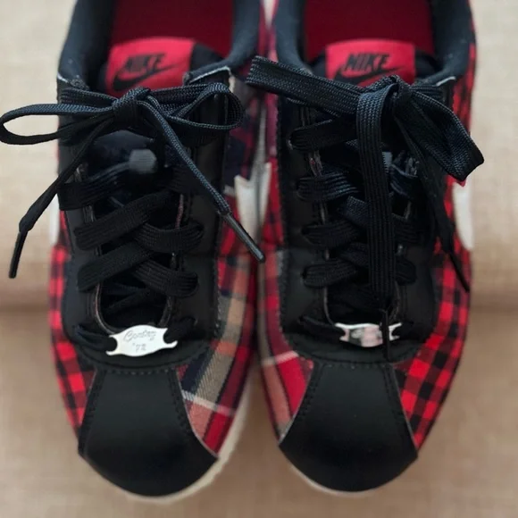 Nike Black and Red Sneakers Size 5Y - Picture 9 of 14